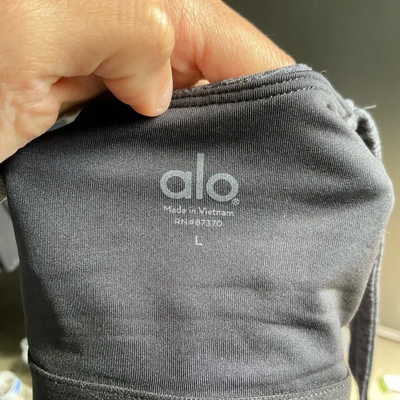 ALO  YOGA TWO PC SET SIZE LARGE TOP AND LEGGINGS - Picture 13 of 16